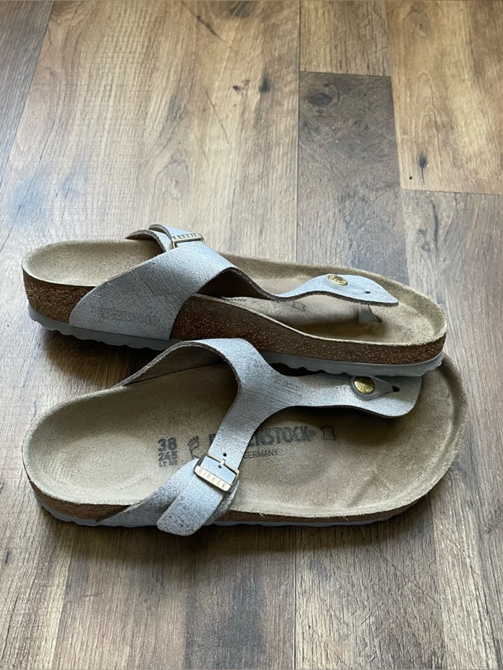 Birkenstock Gizeh Women Washed Metallic Silver Leather Sandals Size
38 US 7-7.5